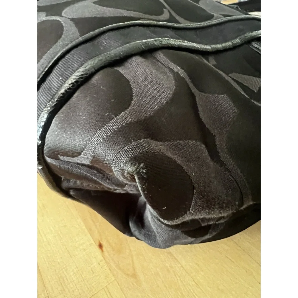Coach Y2K Poppy Black Signature Fabric and Patent Leather Daisy Tote F20101 🖤